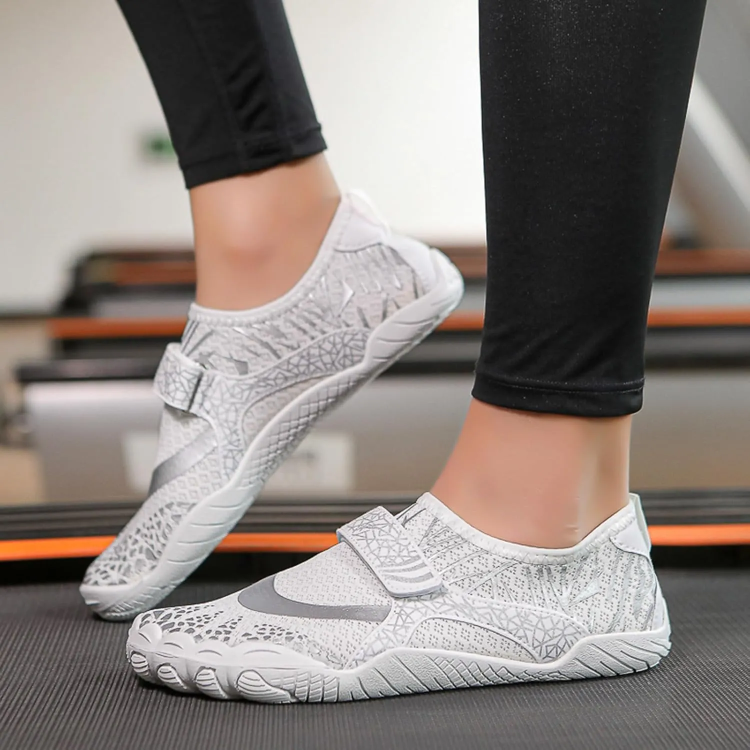 Women's Slip on Walking Shoes Comfy Knitted Non Slip Comfortable Running Shoes Breathable Gym Workout Shoes Ladies 2024 Fashion Sneakers