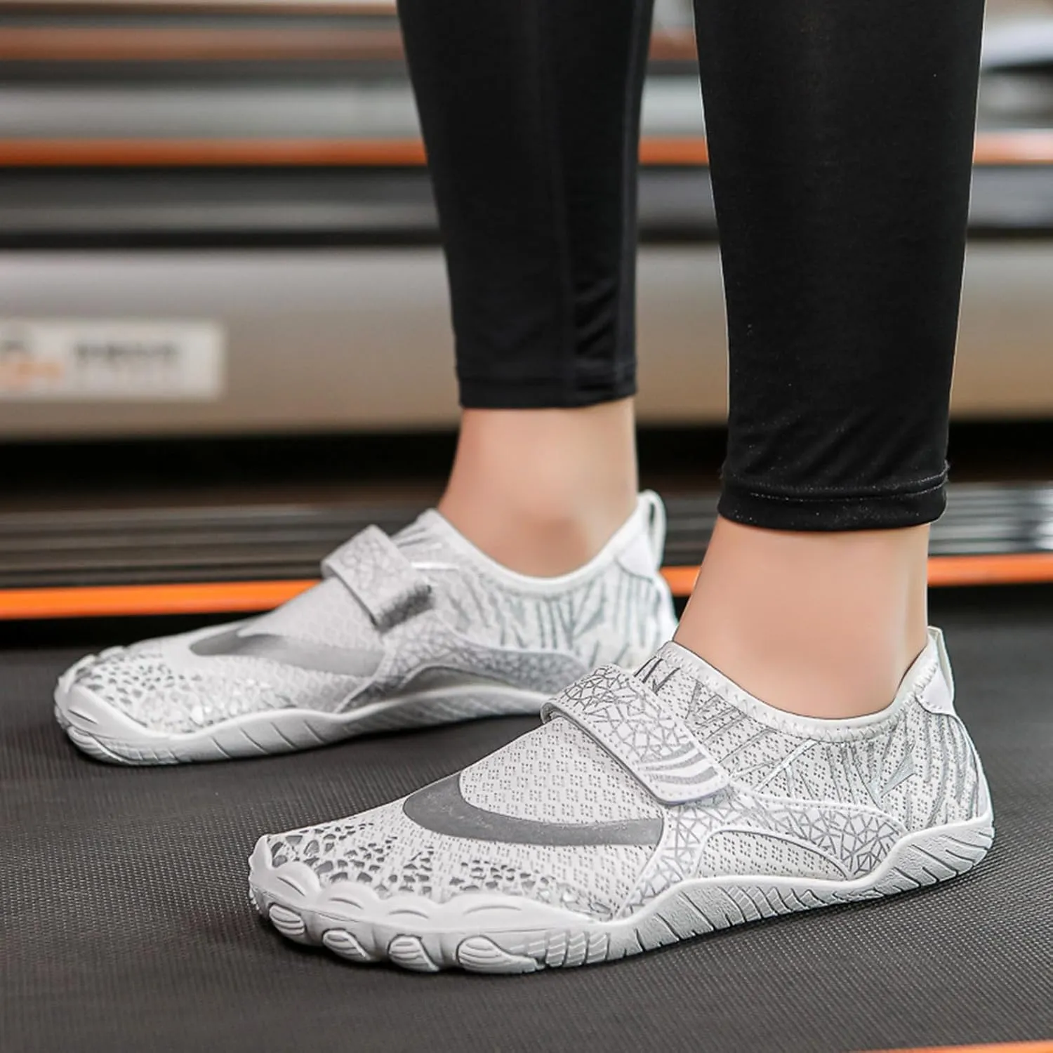 Women's Slip on Walking Shoes Comfy Knitted Non Slip Comfortable Running Shoes Breathable Gym Workout Shoes Ladies 2024 Fashion Sneakers